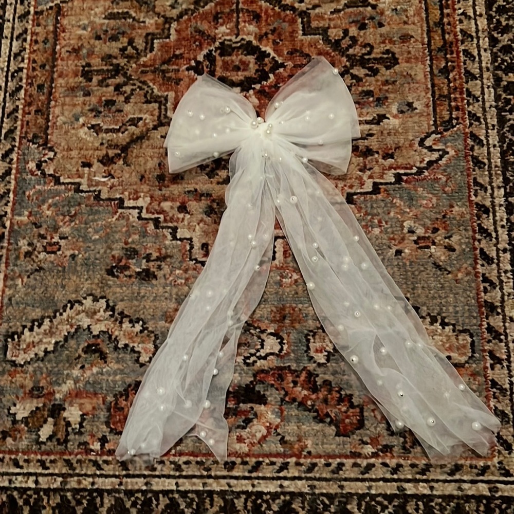 White bridal bow with pearls